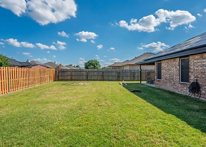 Stylish Pet Friendly 3br With Fenced Backyard Holiday home *