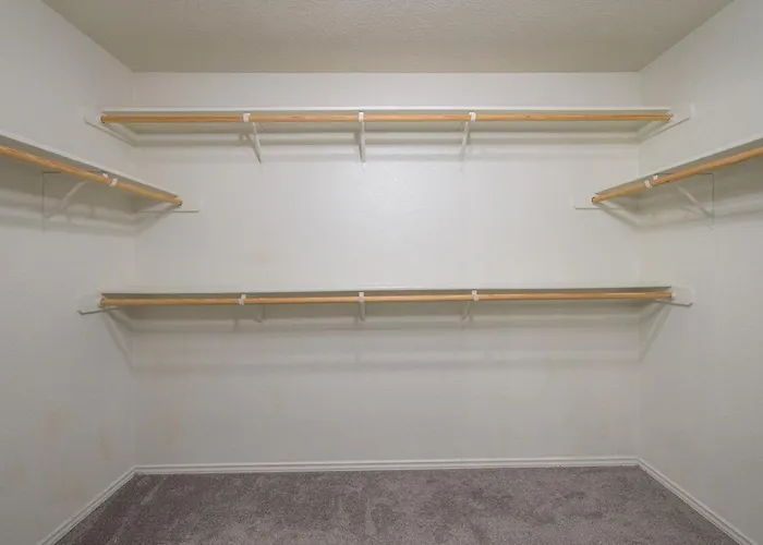 Stylish Pet Friendly 3br With Fenced Backyard *