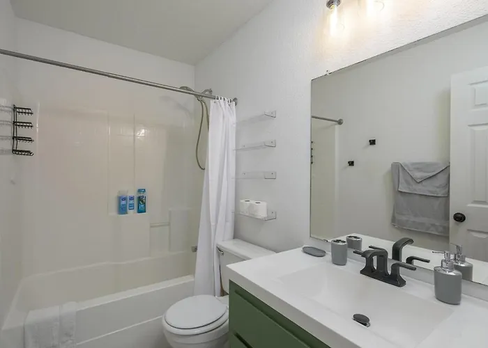 Holiday home Stylish Pet Friendly 3br With Fenced Backyard