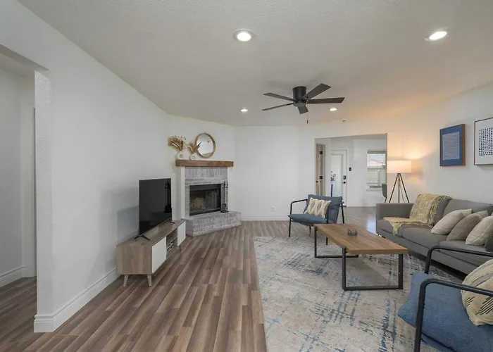 Stylish Pet Friendly 3br With Fenced Backyard