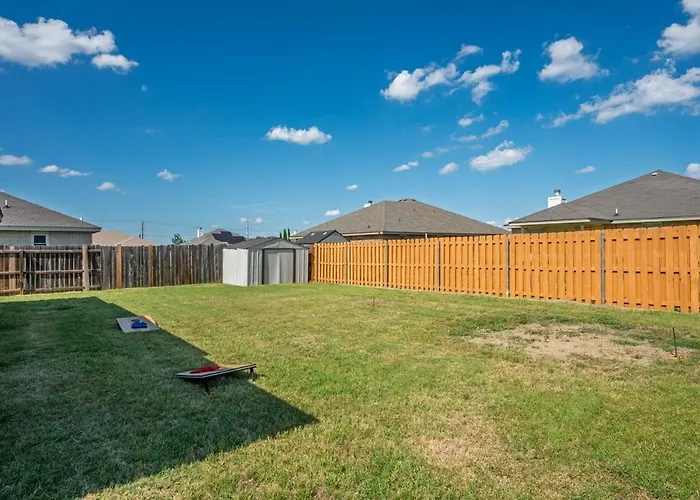 Stylish Pet Friendly 3br With Fenced Backyard