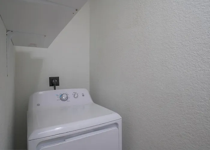 Stylish Pet Friendly 3br With Fenced Backyard Holiday home