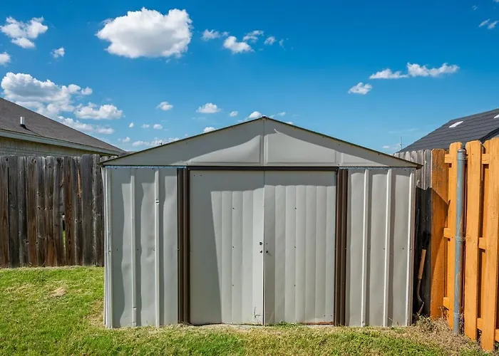 Holiday home Stylish Pet Friendly 3br With Fenced Backyard