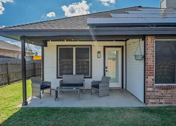 Stylish Pet Friendly 3br With Fenced Backyard *