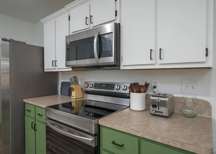 Stylish Pet Friendly 3br With Fenced Backyard Holiday home *