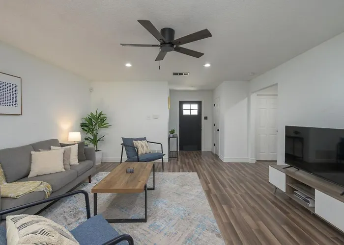 Holiday home Stylish Pet Friendly 3br With Fenced Backyard *